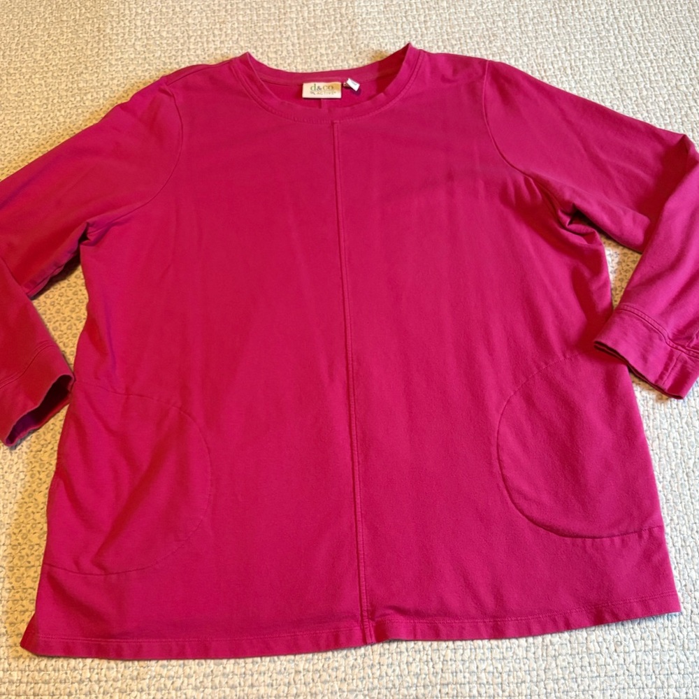 D & Co Women’s Top with Pockets